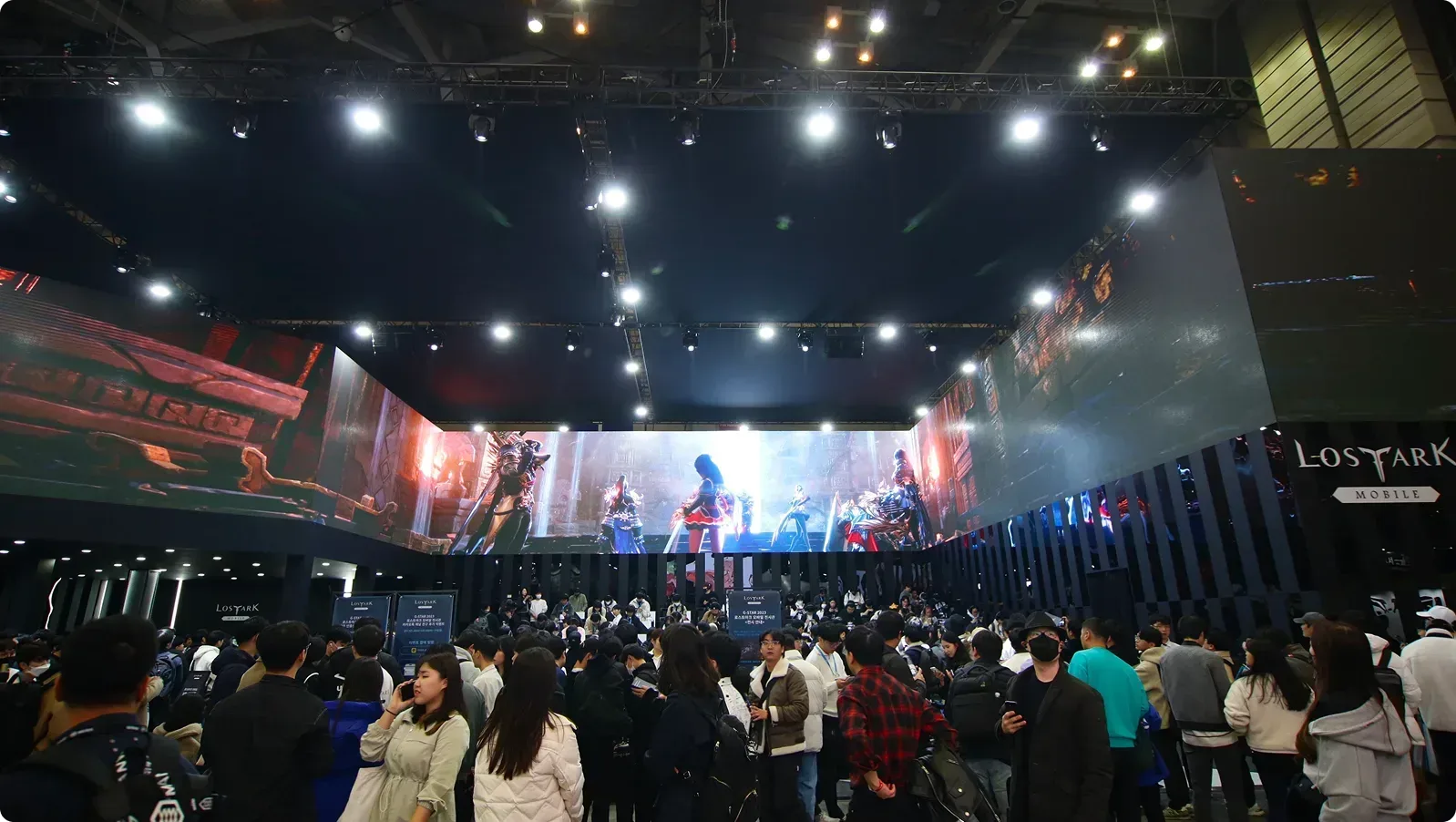 2023 G-STAR Smilegate BTC관 로스트아크 모바일 게임 쇼케이스 행사장의 대규모 관객 모임